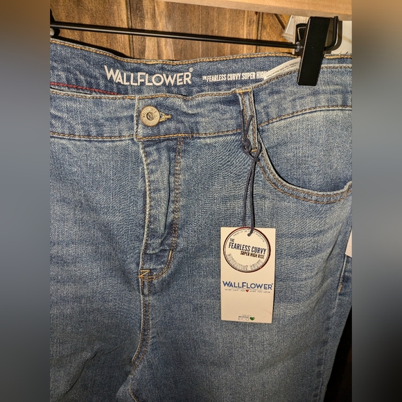 NWT Wallflower Curvy High Rise Bootcut Jeans. Size 13/31 - Picture 4 of 7